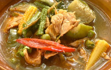 Baharatlı haşlanmış domuz eti ve karışık sebzeli köri çorbası kasede Tayland yemeği.