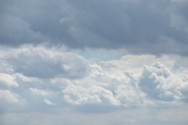 Güneşli bir günde bulutlar gökyüzüne yayılıyor.   