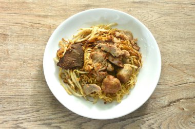 Haşlanmış Çin yumurtalı erişte, haşlanmış sığır eti ve köfte soslu siyah soya soslu fıstık ezmesi.