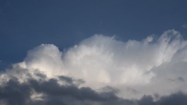 Akşamları gökyüzünde süzülen beyaz ve koyu yağmur bulutu