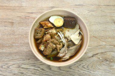 Haşlanmış domuz eti ve bağırsaklar. Kana bulanmış yumurta. Kahverengi bir çorba. 