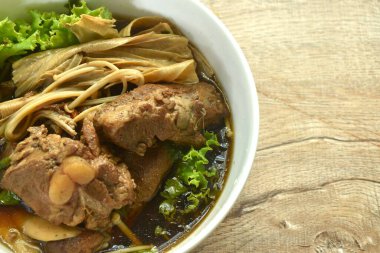 Bak Kut Teh Çin bitkisel çorbasında mantarlı domuz kemiği haşladı. 