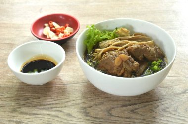 Bak Kut Teh Çin bitkisel çorbasında mantarlı domuz kemiği haşladı. 