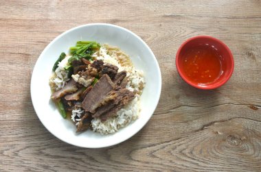 haşlanmış inek budu yahnisi kara Çin sebze çorbası haşlanmış Çin lahanası ve baharatlı acı biber sosu.