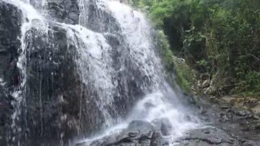 Sa Lad Dai Şelalesi Banna 'daki ormanda Tayland' a seyahat ediyor.