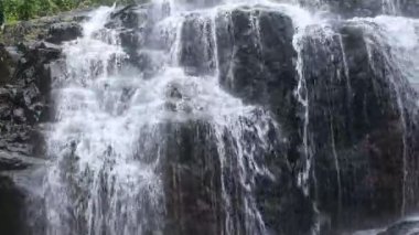 Sa Lad Dai Şelalesi Banna 'daki ormanda Tayland' a seyahat ediyor.