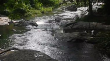Ka Ang şelalesi Tayland 'daki Banna seyahat yerinde dinlenme yeri