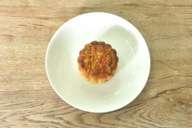 Ay çöreği geleneksel Çin tatlısını tabakta