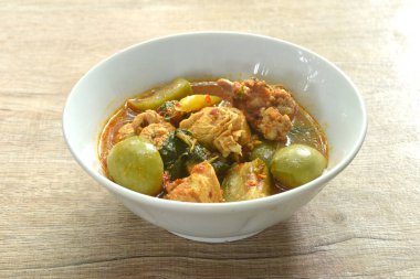 Baharatlı haşlanmış tavuk ve karışık sebzeli köri çorbası kasede Tayland yemeği.