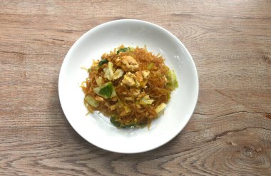 Yumurtalı kızarmış cam şehriye ve tabakta siyah soya soslu lahana.