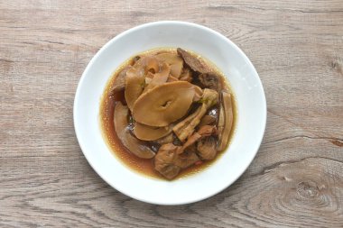 Çin bambu filizini glüten ve vejetaryen tofu yemeğiyle kaynattım. 