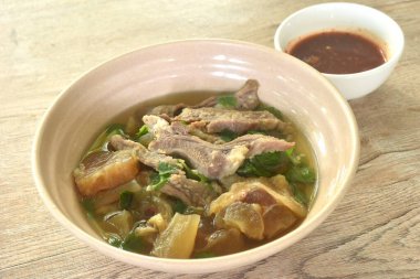 haşlanmış et ve tendon otta kahverengi çorba baharatlı biber sosu. 