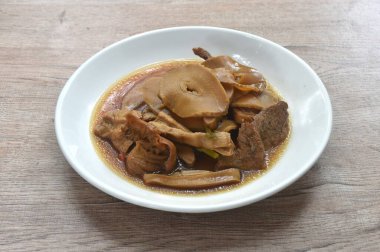 Çin bambu filizini glüten ve vejetaryen tofu yemeğiyle kaynattım. 