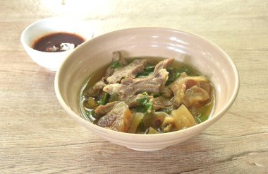 haşlanmış et ve tendon otta kahverengi çorba baharatlı biber sosu. 