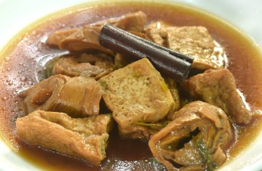 kaynamış tofu ve dokulu sebze proteini tarçınlı sebze çorbası tabakta kahverengi sebze çorbası.