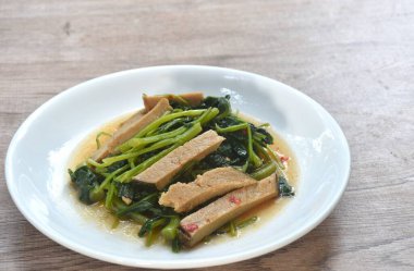 Kızarmış Çin lahanası ve dilimlenmiş vejetaryen yemeği. 