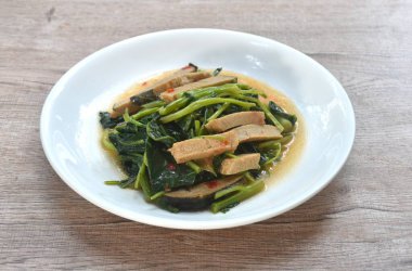 Kızarmış Çin lahanası ve dilimlenmiş vejetaryen yemeği. 