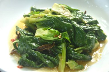 Kızarmış Brüksel lahanası veya soya soslu vejetaryen yemeği tabakta bebek lahanası. 