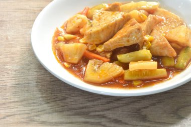 Tatlı ve ekşi soslu sebzeli kızarmış tofu tabakta vejetaryen yemeği. 