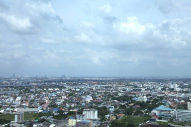 Samut Prakan şehrinin şehir ve nehir manzarası eski hapishaneden Tayland 'ın dönüm noktasına yeniden inşa edilen gökdeleni