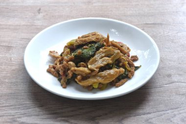 Baharatlı kızarmış pirzola glüten proteini ve fesleğen sosu dilimlenmiş biberli vejetaryen yemeği tabakta.