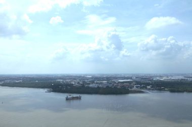 Samut Prakan şehrinin şehir ve nehir manzarası eski hapishaneden Tayland 'ın dönüm noktasına yeniden inşa edilen gökdeleni