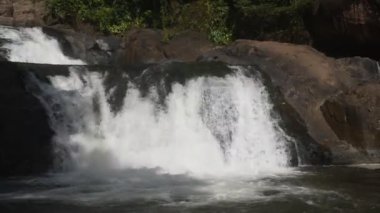 Nangrong şelalesinin manzarası Tayland 'da dinlendirici bir yer.