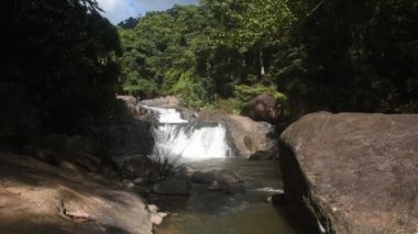 Nangrong şelalesinin manzarası Tayland 'da dinlendirici bir yer.
