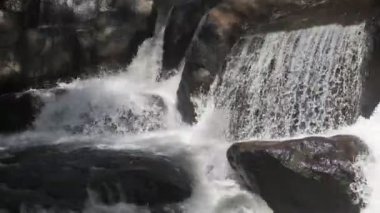 Nangrong şelalesinin manzarası Tayland 'da dinlendirici bir yer.