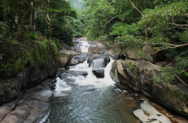 Nangrong şelalesinin manzarası Tayland 'da dinlendirici bir yer.