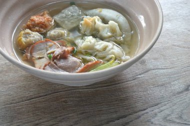 Domuz pirzolasından yapılmış haşlanmış Hakka köftesi. Fasulye filizi ve lahana soslu kızarmış tofu.