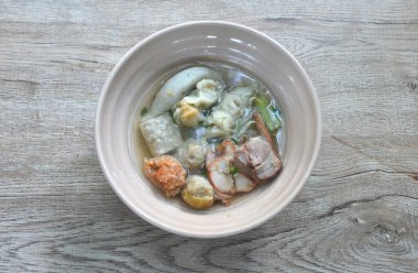 Domuz pirzolasından yapılmış haşlanmış Hakka köftesi. Fasulye filizi ve lahana soslu kızarmış tofu.