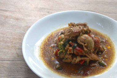 Baharatlı biberli kızarmış tavuk eti ve tabağında fesleğen yaprağı olan çift ciğer.