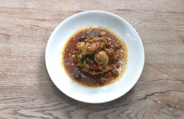 Baharatlı biberli kızarmış tavuk eti ve tabağında fesleğen yaprağı olan çift ciğer.