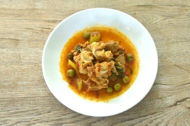 Baharatlı kızarmış domuz eti, körili ve patlıcanlı. 