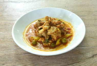 Baharatlı kızarmış domuz eti, körili ve patlıcanlı. 