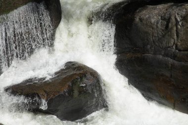 Nangrong şelalesinin manzarası Tayland 'da dinlendirici bir yer.