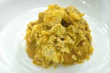 Kızarmış kabağı tabakta yumurtayla karıştır.