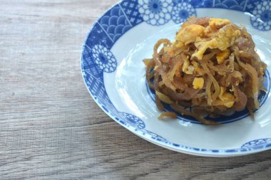 Çin usulü kızarmış turp ve soya soslu yumurta.