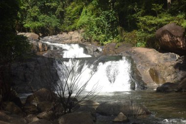 Nangrong şelalesinin manzarası Tayland 'da dinlendirici bir yer.