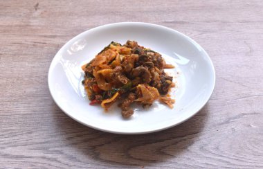 Baharatlı kızarmış bambu filizi ve fesleğen yaprağıyla kuş eti.   