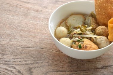 Domuz pirzolasından yapılmış haşlanmış Hakka köftesi fasulye filizi ile kızarmış tofu ve baharatlı Tom çorbası içinde çıtır çıtır balık köftesi.