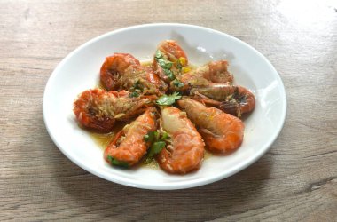 balık soslu sarımsak ve biberli kızarmış nehir karidesi. 