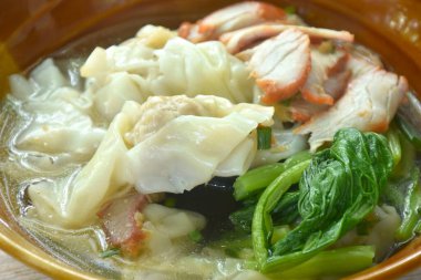 Çin usulü hamur köftesi dilimlenmiş kırmızı barbekü domuz eti ve temiz çorba.