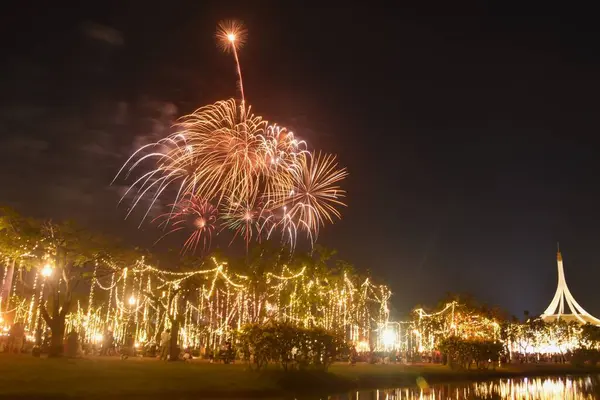 Tayland 'daki Suan Luang Rama 9 halk parkında havai fişek ve ışık gösterisi 