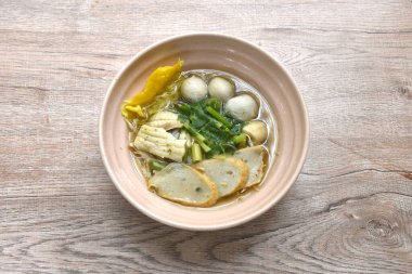 Kaynamış dory balığı ve fasulye filizli balık köftesi kabın üstünde çıtır çıtır köfte