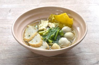 Kaynamış dory balığı ve fasulye filizli balık köftesi kabın üstünde çıtır çıtır köfte