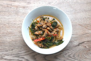 Körili fesleğenli baharatlı haşlanmış midye ve hindistan cevizi sütü çorbası.