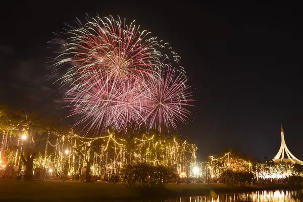 Tayland 'daki Suan Luang Rama 9 halk parkında havai fişek ve ışık gösterisi 