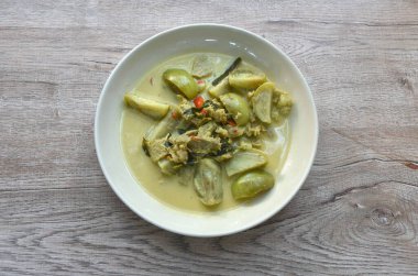 Hindistan cevizi sütlü yeşil köri çorbası ve patlıcanlı haşlanmış biftek eti.